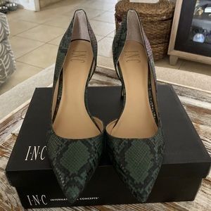INC WOMEN KENJAYPU GREEN SNAKE STILETTOS SIZE 9M